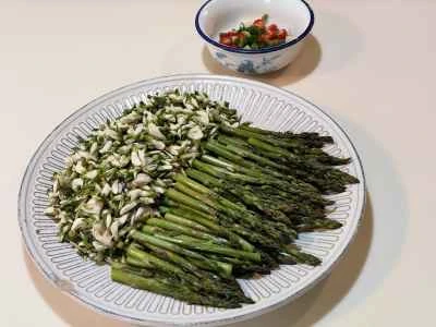 蒸しアスパラガスとイナゴマメの花のレシピ手順：6