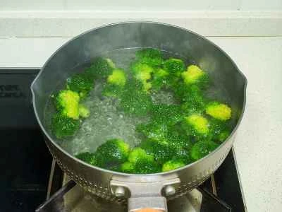 エビとブロッコリーの炒め物の作り方：2