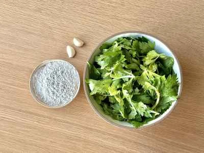 蒸しセロリの葉のレシピ手順：1