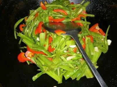 空芯菜の茎と赤唐辛子の炒め物の作り方：4