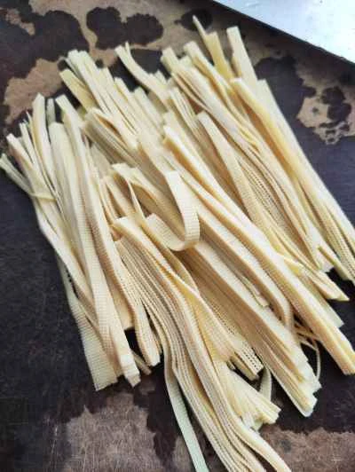 豆腐皮とセロリの炒め物の作り方：2