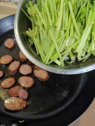 ハルビンの赤ソーセージとセロリの炒め物の作り方：5
