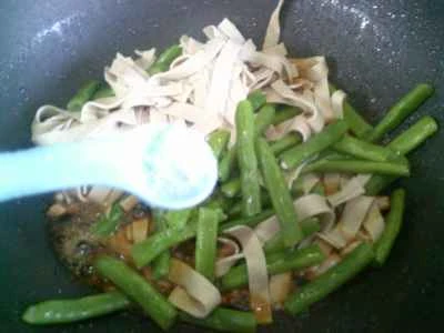 豚肉、豆腐皮、インゲンの炒め物の作り方：8