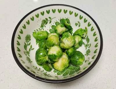 芽キャベツと乾燥豆腐の炒め物の作り方：2