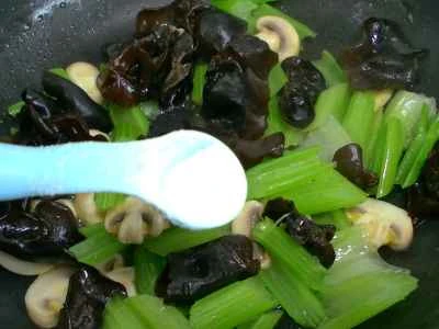 きのこ、黒キクラゲ、セロリの炒め物の作り方：8