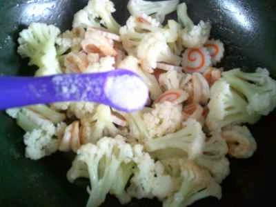 新鮮なエビとフィッシュケーキを使ったカリフラワー炒めの作り方：9