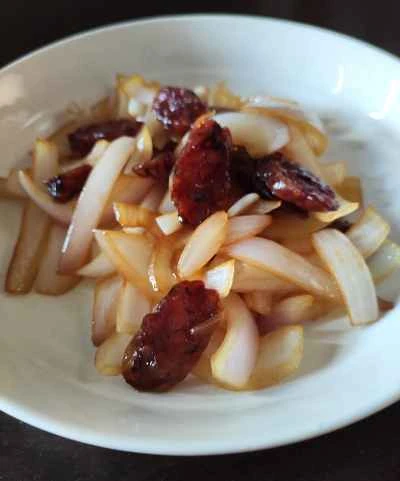 玉ねぎとソーセージの炒め物の作り方：7