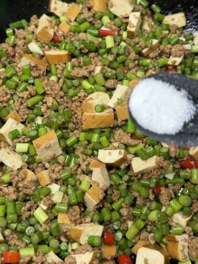 ニンニクの芽、乾燥豆腐、ひき肉の炒め物の作り方：12