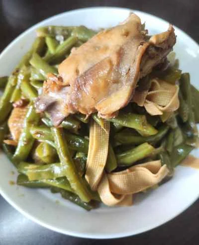 インゲン豆と豆腐の皮で煮込んだ鶏もも肉の作り方：8