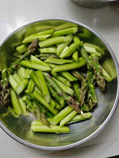 エビとアスパラガスの炒め物の作り方：2