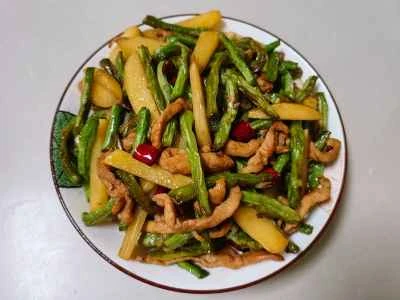 フライドポテトとインゲンの炒め物のレシピ