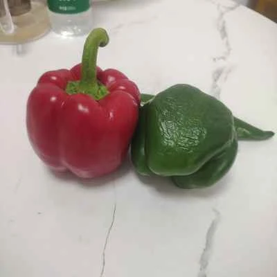 赤と緑のピーマンとアサリの炒め物の作り方：1