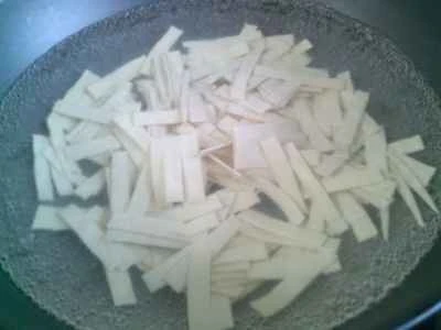 セロリと豆腐の皮の炒め物の作り方：7