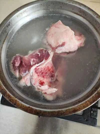 トウモロコシと長豆を使った豚骨煮込みの作り方:3