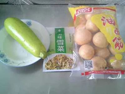 ズッキーニとピクルス、揚げグルテンの炒め物を作る手順：1