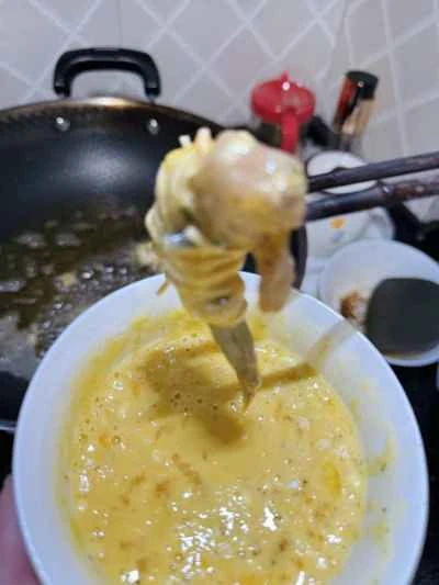 エビのおしゃれな食べ方：黄金色のエビと麺の揚げ方：5つの手順