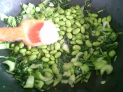 手摘み野菜と枝豆の炒め物の作り方：10