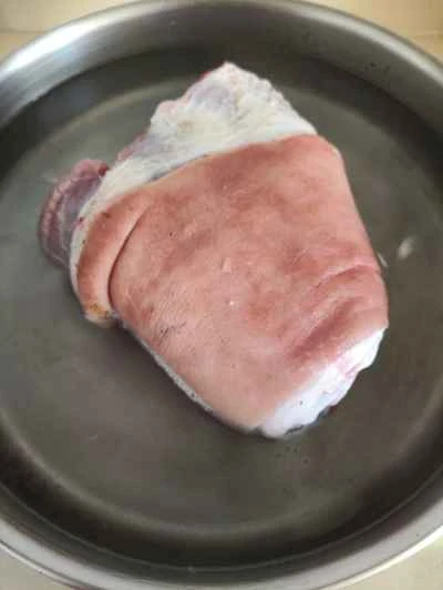 豚すね肉の赤ワイン煮込みの作り方：1