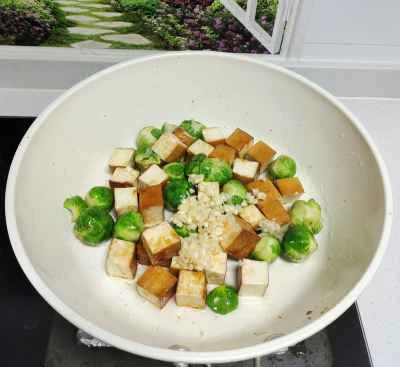 芽キャベツと乾燥豆腐の炒め物の作り方：6