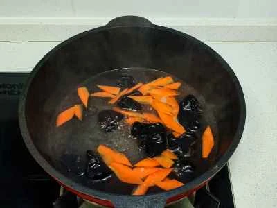 ニンニクの芽と豚肉の炒め物の作り方：3