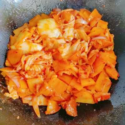 辛いキムチ炒めポテトスライスの作り方：5