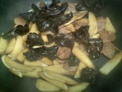 黒キクラゲとソーセージの炒め物の作り方：10