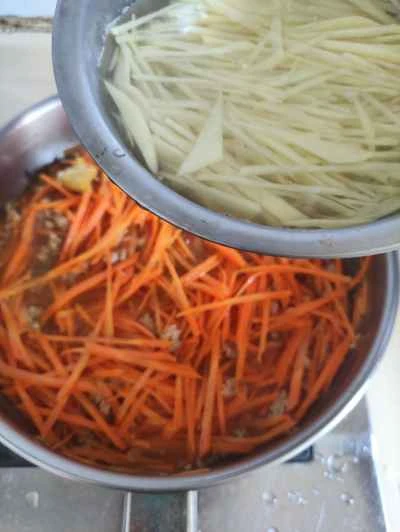 千切りニンジン、ジャガイモ、ひき肉の炒め物の作り方：7