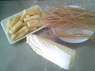 豆腐の細切り、白菜の芯、サツマイモの麺の煮込みの作り方：1