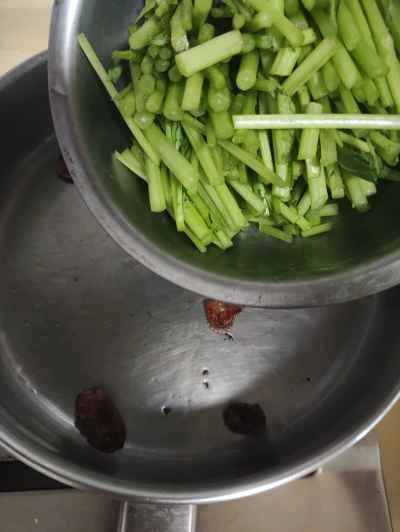 中華ソーセージと菊菜の炒め物の作り方：4