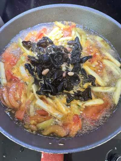 ニラと餃子のスープの作り方：3