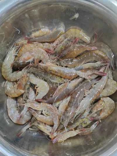 キャベツ、豆腐、エビの煮込みの作り方：1.