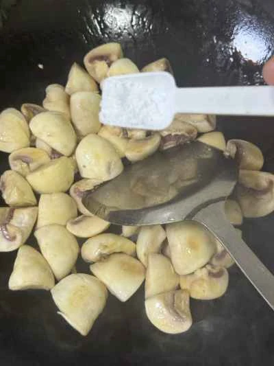 バターマッシュルームと牛肉の角切りを作る手順：11