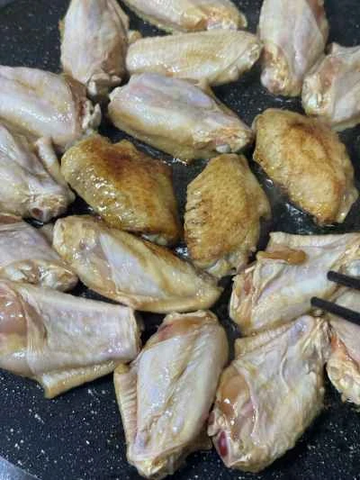 黄色い皮のチキンウィングを作る手順：6