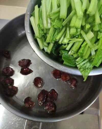 春野菜の芽キャベツと中華ソーセージの炒め物の作り方：5