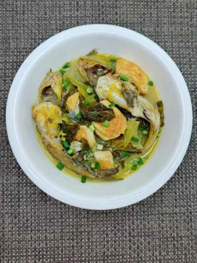 キャベツと豆腐のピクルスを添えた黄ナマズの煮込みのレシピ