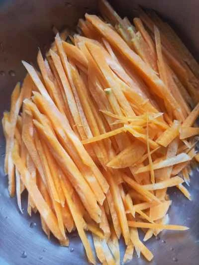 千切りニンジン、ジャガイモ、ひき肉の炒め物の作り方：1