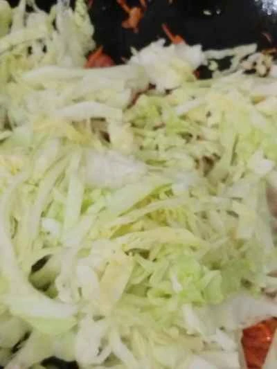 キャベツとニンジンとソーセージの炒め物の作り方：6