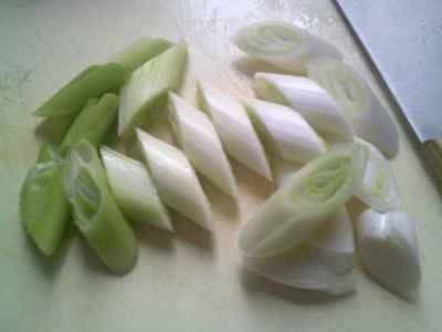 牛肉とネギと豆腐の皮の炒め物の作り方：3