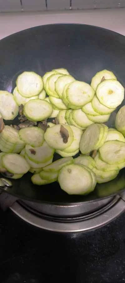 きのこ、ヘチマ、卵の炒め物の作り方:4