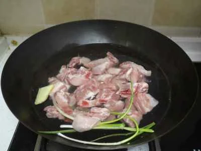 クランベリージュースで煮込んだ豚スペアリブの作り方：2