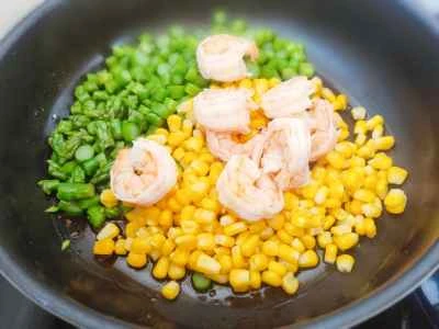 アスパラガス、エビ、コーンの炒め物の作り方：6