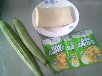 漬けたカラシナ、細切りヘチマ、角切り豆腐皮を使った豆腐皮炒めの作り方：1