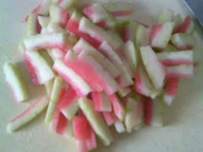 スイカの皮とキノコの炒め物の作り方：3