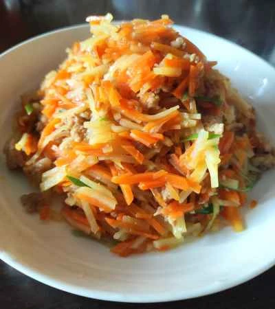 千切りニンジン、ジャガイモ、ひき肉の炒め物のレシピ