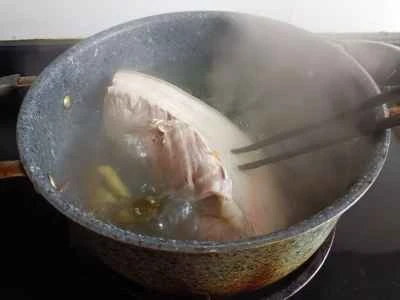 自家製豚バラ肉の煮込みとマスタードグリーンの塩漬け レシピ手順: 4