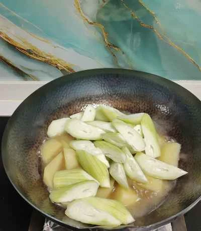 ヘチマ、トマト、ジャガイモのシチューの作り方：2