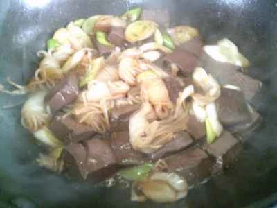 鴨の血とネギ、こんにゃくの炒め物の作り方：12