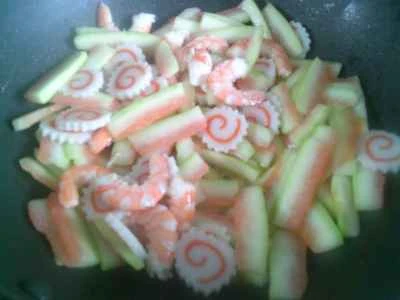 スイカの皮入りエビとカツオの炒め物の作り方：11