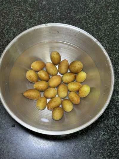 黄色い皮のチキンウィングを作る手順：4