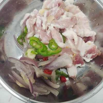 黒山豚とインゲンの炒め物の作り方：2